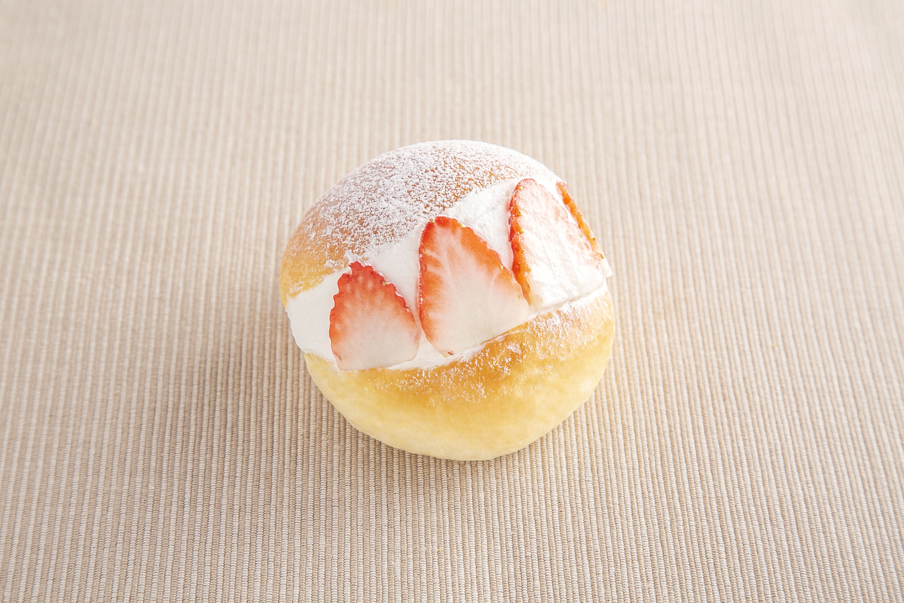 マリトッツォ ストロベリー 平田町駅でテイクアウト 持ち帰り なら513bakery 三重鈴鹿店 お持ち帰り予約のeparkテイクアウト